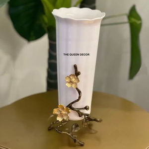 Jarrón de Flores de Lujo con Diseño de Hojas Doradas para Bodas, Estilo Costero en Blanco y Negro, Hecho a Mano - Product Image 1