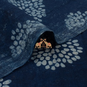 Tissu en voile de coton imprimé à la main en Inde, motif floral indigo, léger et doux, pour vêtements - Product Image 3