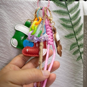 Porte-clés festifs en cuir en forme de chaussette de Noël avec broderie flocon de neige et fermoirs dorés pour offrir en cadeau lors des fêtes - Product Image 3