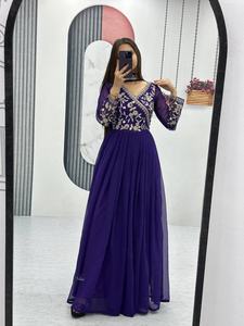 Collections de salwar kameez prêts-à-porter de créateurs haut de gamme, vêtements indiens et pakistanais à motifs floraux brodés, vêtements pour adultes dessinés à la main - Product Image 3