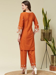 Conjunto de traje de crepé naranja óxido de diseñador, kurta con cuello en V y trabajo Schiffli con pantalones a juego - Product Image 5