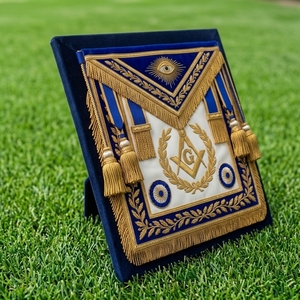 Tablier maçonnique classique en cuir 3D de luxe, taille personnalisée, avec badge brodé, franges dorées, motif Œil qui tout voit et carré - Product Image 2