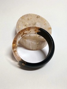 Bracelet en résine transparente fait main, finition lisse, léger, design facile à porter - Product Image 2
