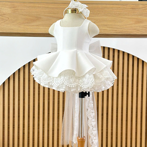 10 Tenues de princesse élégantes pour enfants, blanches, deux pièces, avec haut et jupe séparés, longue queue de nœud à l'arrière et accessoire pour cheveux - Product Image 6
