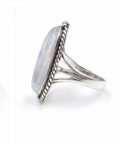 แหวนเงินรูปไข่ประดับมูนสโตนสีรุ้งธรรมชาติ |   แหวนเงินแท้ 925 ทำมือ |   แหวนมูนสโตนดีไซน์โดดเด่นสะดุดตา |   เครื่องประดับสไตล์โบฮีเมียน - Product Image 1