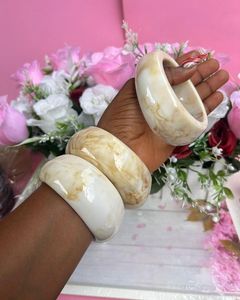 Bracelet manchette transparent en acrylique clair, épais, en résine, forme ondulée ambre orange, bijou de main pour femme, idéal pour l'été - Product Image 4