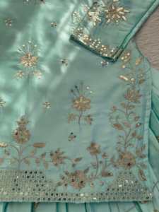Ensemble prêt-à-porter de créateur en satin japonais avec broderie de sequins, comprenant un haut entièrement cousu, un bas de lehenga cousu et un dupatta. - Product Image 6