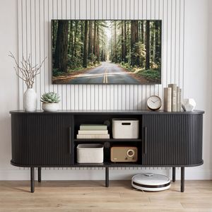 Soporte de TV de tablero de partículas negro con relieve y puertas correderas de listones, centro de entretenimiento con mesa ovalada de 147x35x58cm y diseño moderno - Product Image 1