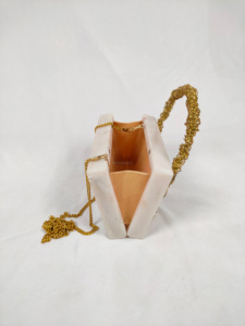 กระเป๋าคลัทช์เรซิ่นอีพ็อกซี่ดีไซน์หรูสำหรับผู้หญิง ดีไซน์เปิดปิดเก๋ไก๋ ประดับมุกเทียม คริสตัล และเพชร - Product Image 4