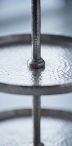 Présentoir à gâteaux rond à trois niveaux en métal finition argentée élégante pour événements et centres de table - Product Image 4