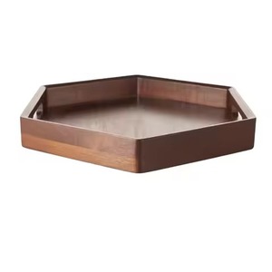 Plateau de service rectangulaire en bois massif finition noyer, design minimaliste moderne, fait main et poli, pour plats et assiettes - Product Image 4