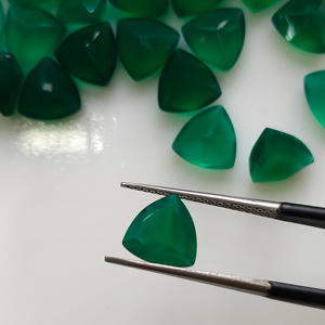 Onyx Vert Naturel 9MM Coupe Trillion Meilleure Qualité Pierre Précieuse Non Montée pour la Fabrication de Bijoux Red Mountain Gems - Product Image 3