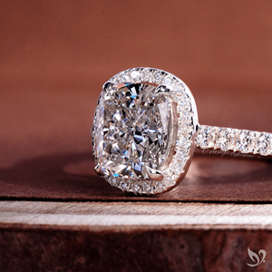 Bague de fiançailles en or blanc 10K avec halo de diamants de laboratoire taille coussin allongée 2 carats, certifiée IGI, et pavé de diamants - Product Image 2