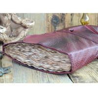 Grand carnet en cuir gaufré serpent bordeaux, fait main, style rustique vieilli, journal de voyage, grimoire avec pages patinées