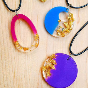 Collier tendance en perles de résine, bijou léger et confortable pour femme, idéal pour le quotidien et les soirées - Product Image 5