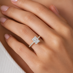 Bague de fiançailles solitaire en diamant de laboratoire taille radiant avec pierres latérales pavées, classique, de luxe, pour mariée, bijoux personnalisés OEM ODM, or 14 carats - Product Image 3