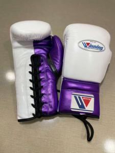 Gants de boxe professionnels personnalisés de qualité supérieure, couleur violet et blanc, en cuir de vachette véritable à 100 %, avec lacets. - Product Image 2