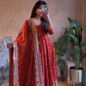 ชุดเดรสผ้าไหมปักลายหนัก ประดับด้วยเลื่อมและงานปักอย่างประณีต สำหรับงานเลี้ยงสังสรรค์สไตล์อานาร์กาลีสำหรับสุภาพสตรี - Product Image 1