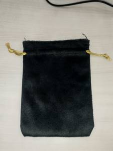 Pochette cadeau en velours noir personnalisée avec cordon doré pour les cadeaux de mariage, les bijoux - Product Image 2