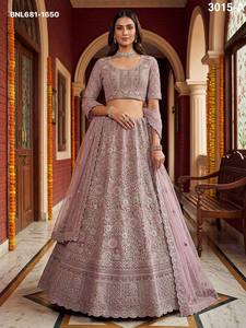 Traje de novia de red con bordado de chapat, zari, dori, lentejuelas y circonitas, lehenga-choli nupcial, proveedor indio - Product Image 2