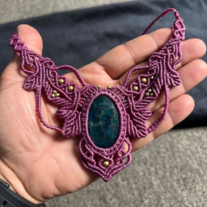Collar de Macramé Hecho a Mano con Apatita Azul, Cordón Morado, Estilo Boho Tribal, Gargantilla con Piedras Preciosas, Joyería Artesanal - Product Image 1