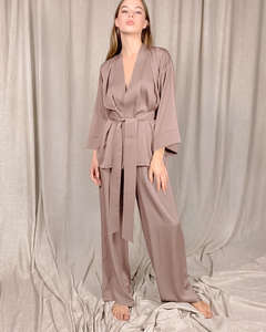 Ensemble pyjama en satin gris pour femme, style kimono, vêtements de nuit soyeux, vêtements de détente de luxe - Product Image 6