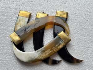 Colgantes de Cuerno Natural con Tapa de Latón Pulido, Dijes Curvos de Joyería Tribal, Conífera Negra - Product Image 4