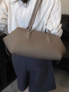 Sac à main pour femme en cuir véritable marron, poignée souple, design structuré - Product Image 5