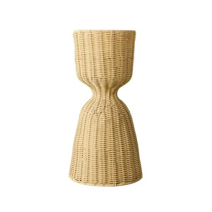 Vase en rotin artisanal au design naturel et au toucher simple, urne décorative en osier pour l'aménagement de hôtels de luxe et d'événements - Product Image 4