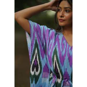 Vestidos de Mujer The Quince Life Ikat Bonbon Kaftan con Estampado Ikat Único, Elegantes y Femeninos - Product Image 3