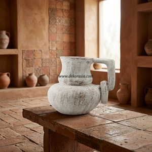 Jarra de Cerámica Rústica Curvana de Terracota, Hecha a Mano, con Asa Unida, Acabado Desgastado con Pátina Blanca - Product Image 5