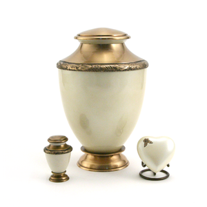 Vente en gros d'urnes funéraires gravées en laiton massif de style américain Fournitures funéraires en vrac de taille adulte de haute qualité - Product Image 3