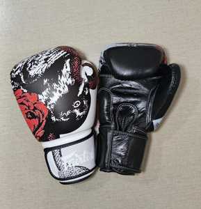 Guantes de Boxeo Impresos con Logotipo Personalizado, Precios de Mayoreo Fair Tex 2025, Guantes de Entrenamiento de Muay Thai Hechos con Cuero Genuino - Product Image 4