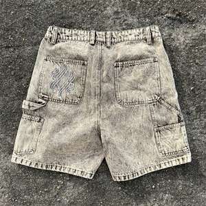 Shorts en jean délavé pour hommes, style streetwear d'été, avec logo brodé personnalisé, double genouillère et ceinture porte-outils, idéal pour les charpentiers - Vente en gros - Product Image 4