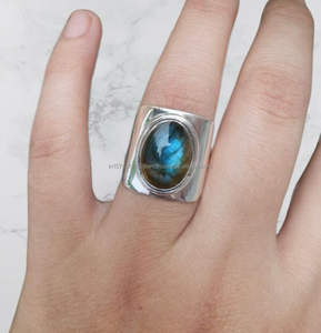 Anillo de Plata de Ley 925 con Labradorita Natural KJ0314 de Krittika Jewelers, Corte Ovalado, Piedra de Fuego Azul, Estilo Clásico para Mujer - Product Image 2