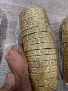 Dentelle dorée importée avec une finition soignée et une qualité de tissu durable pour les marques de mode. - Product Image 3