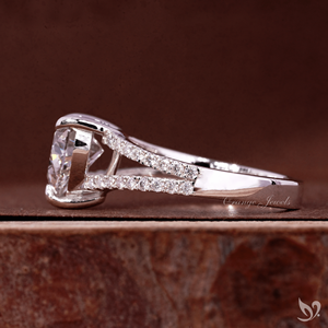 แหวนเพชรแล็บ 2 กะรัต ทรงหัวใจ ประดับเพชรแบบสปลิตเพฟ ดีไซน์สองขา ทองคำขาว 10K รับรองโดย IGI แหวนขอแต่งงาน - Product Image 3