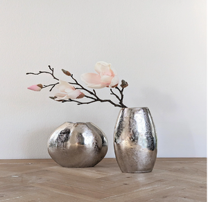 Par de hermosos floreros metálicos plateados con textura, que albergan elegantes ramas de magnolia blanca, disponibles a precios de mayorista. - Product Image 1