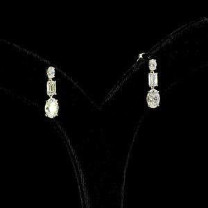Boucles d'oreilles pendantes vintage en or 10K/14K/18K et argent 925/935 avec diamant de laboratoire taille ovale émeraude, idéales pour mariage, fiançailles et cadeau - Product Image 2