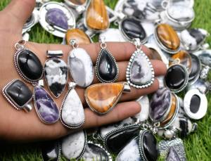 Lot de pendentifs en pierres précieuses mélangées : œil de tigre, améthyste, howlite et autres pierres précieuses, plaqué argent - Product Image 2