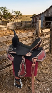 Silla de montar western personalizada de cuero de cocodrilo rojo con tachuelas plateadas para espectáculos ecuestres y carreras de barriles, equipo portátil para equitación. - Product Image 5