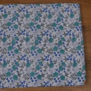 Tela de Algodón Blanca Tejida a Mano, Transpirable y Ligera, con Estampado de Bloques de Flores y Hojas en Azul y Verde para Vestidos Kurtis y Manualidades - Product Image 1