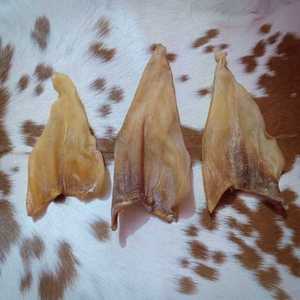 Friandises à mâcher naturelles et biologiques pour chiens, riches en protéines, en forme de mini-bâtonnets tressés et d'oreilles de bœuf séchées - Product Image 1