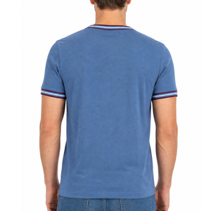 Camiseta de manga corta para hombre, cuello redondo, color borgoña y blanco, con doble franja acanalada en el cuello, ideal para entrenamiento. - Product Image 4