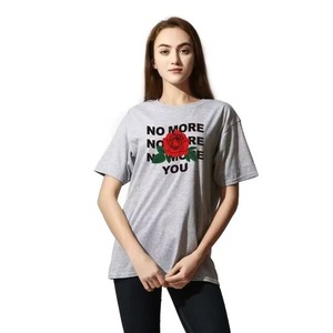 เสื้อยืดผ้าฝ้ายสีขาวสำหรับผู้หญิง พิมพ์ลายดอกกุหลาบและ "No More You" คอกลม ทรงหลวม สวมใส่สบาย แขนสั้น - Product Image 3