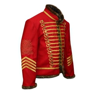 Veste d'hiver formelle pour homme en laine rouge, style hussard, avec broderie dorée, col en fausse fourrure, double boutonnage, col montant - Product Image 2