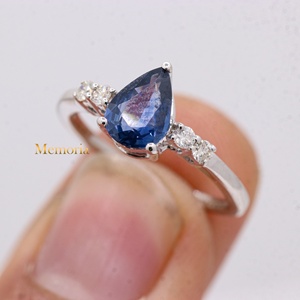 Bague d'épaule en or blanc massif 14 carats avec saphir bleu naturel et diamants, collection Memoria Jewels, vente en gros - Product Image 4