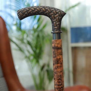 Canne de marche vintage en bois, revêtement en cuir floral, finition antique, pour personnes âgées, design unique et élégant. - Product Image 5