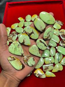 พลอยคริสโซเพรสสีเขียวธรรมชาติ รูปทรงคาโบชองขัดเงา งานแฮนด์เมด MH GEMS พร้อมใบรับรองจากผู้เชี่ยวชาญ  แบบเม็ดพลอยเดี่ยว - Product Image 3