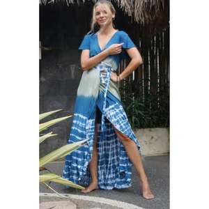 เดรสยาวผูกเอวสไตล์ลำลองสำหรับฤดูร้อน ทำมือ ลายมัดย้อม ดีไซน์แขนสั้นและผูกด้านหลัง - Product Image 3